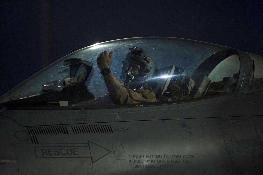 An Air Force pilot waits to receive takeoff directions inside the cockpit of an F-16 Fighting Falcon at Bagram Airfield, Afghanistan, June 16, 2017. Air Force photo by Staff Sgt. Benjamin Gonsier