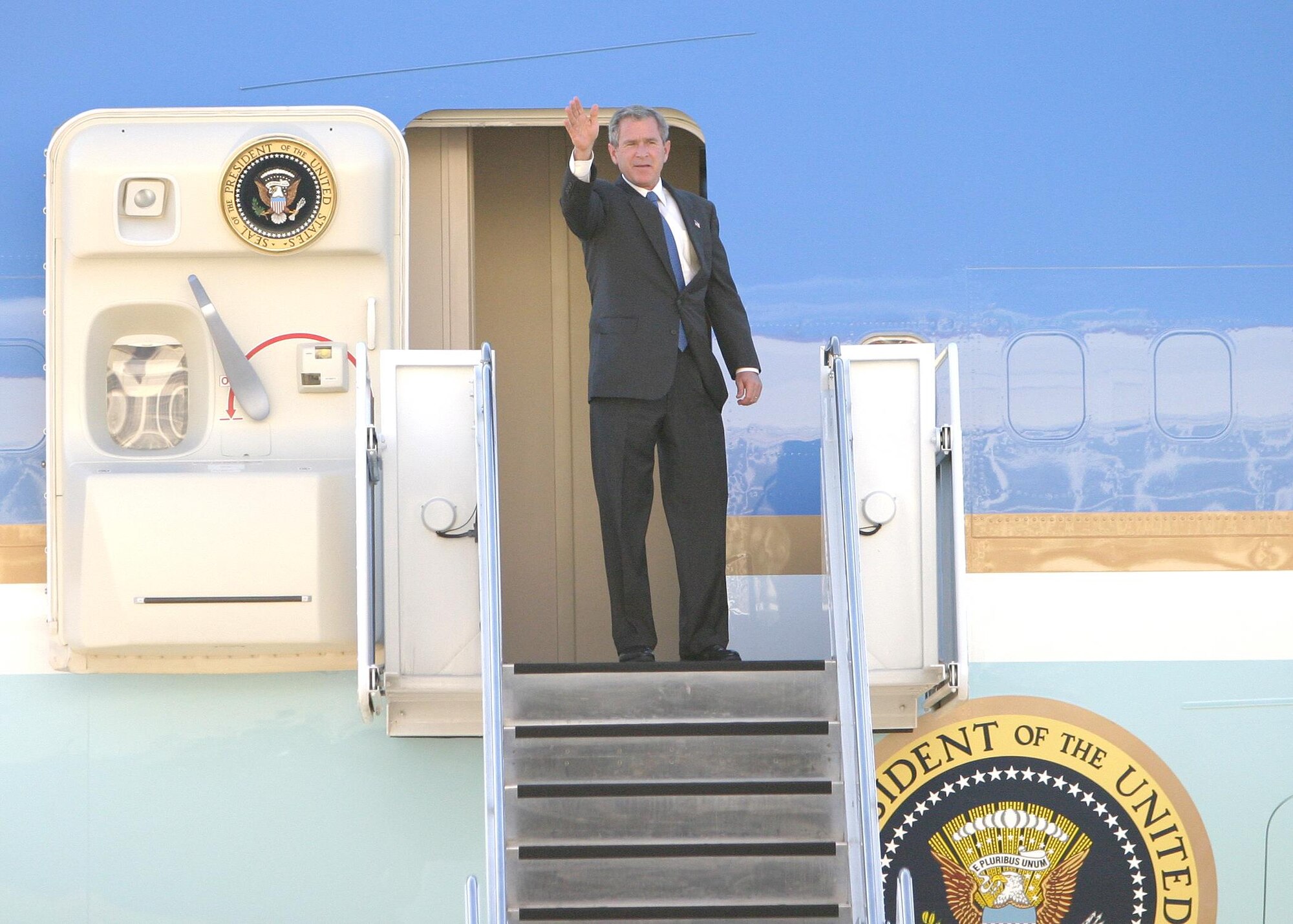 President George W. Bush arrives at Kelly Field, San Antonio, Texas Jan. 1, 2006 to speak with injured service members receiving treatment at Brooke Army Medical Center.