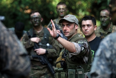 French army instructor teaches squad movements to U.S. Soldiers attending French Jungle Warfare School as part of annual, combined, joint military exercise Central Accord 2016 (U.S. Army/Henrique Luiz de Holleben)