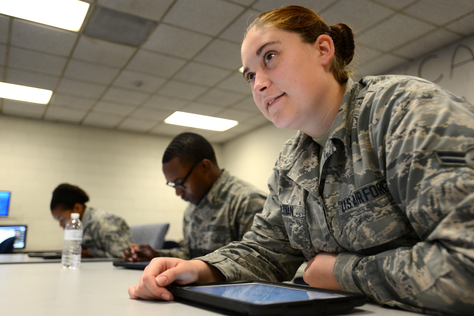 U.S. Airmen listen to their instructor during a class at the 372nd Training Squadron, Detachment 202 F-16 Field Training Detachment (FTD) at Shaw Air Force Base, S.C., April 25, 2017. The FTD teaches advanced maintenance skillsets to students from a variety of maintenance career fields, such as avionics, electrical and environmental systems, and weapons standardization. (U.S. Air Force photo by Senior Airman Kelsey Tucker)