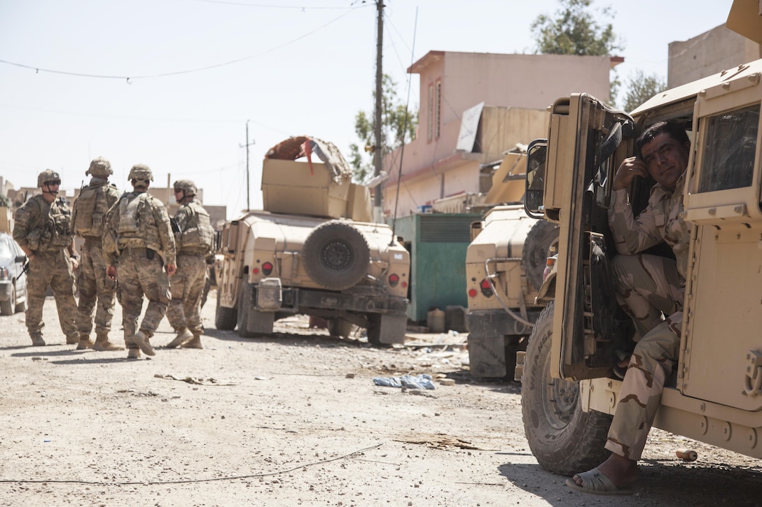U.S. and Iraqi soldiers establish a new patrol base in Mosul, Iraq, June 19, 2017. Army photo by Cpl. Rachel Diehm