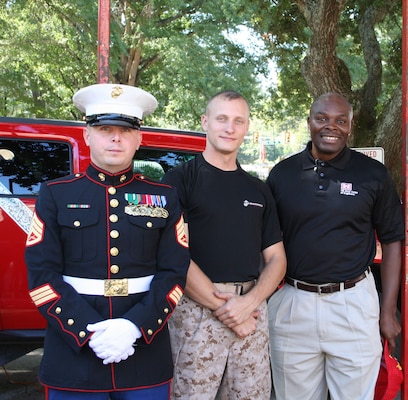 U.S. Army Engineer Research and Development Center’s Garsheo “Gus” Black (right) poses with Marines during ERDC’s Corps Day.  Black, the ERDC Reachback Operations Center’s Division Chief, was recently named the recipient of the 2016 Family Readiness Individual Excellence Award for his contributions as the ERDC Family Readiness Coordinator.