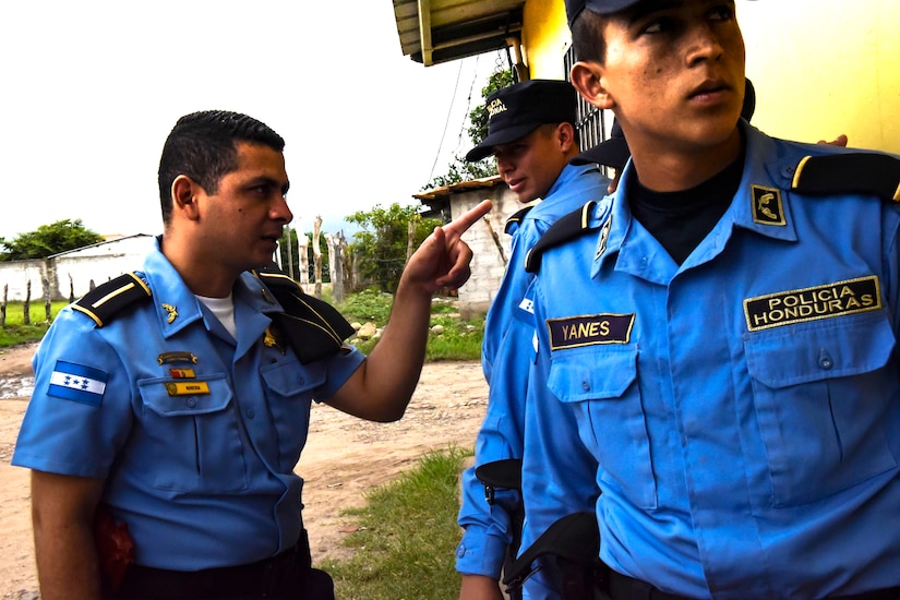 Officer 1st Class Gabriel Rivera (left), Honduran Municipal Police, coordinates tactics with his team prior to entering a room for clearing during a Subject Matter Expert Exchange with a team from Joint Security Forces at La Paz, Honduras, June 20, 2017. Participants had to practice communicating with their team members using commands and coordination as they approached the target together. 
