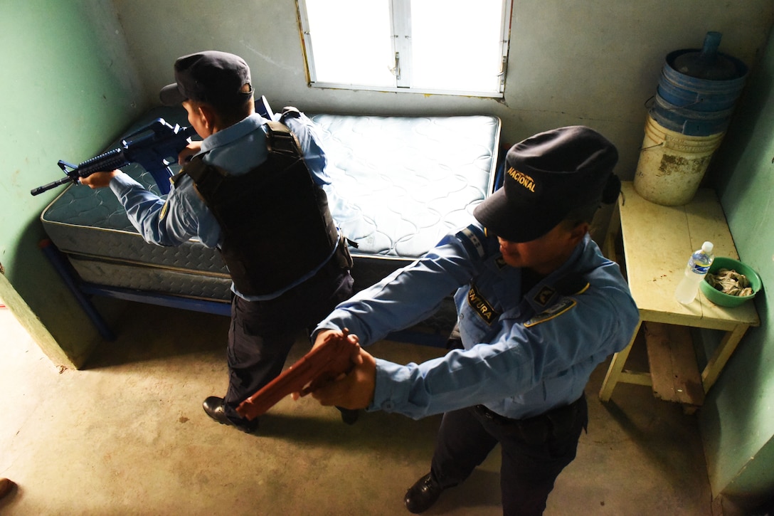 Honduran Police forces practice clearing rooms tactically during a Subject Matter Expert Exchange with Joint Security Forces Members from Joint Task Force-Bravo in La Paz, Honduras, June 20, 2017. 