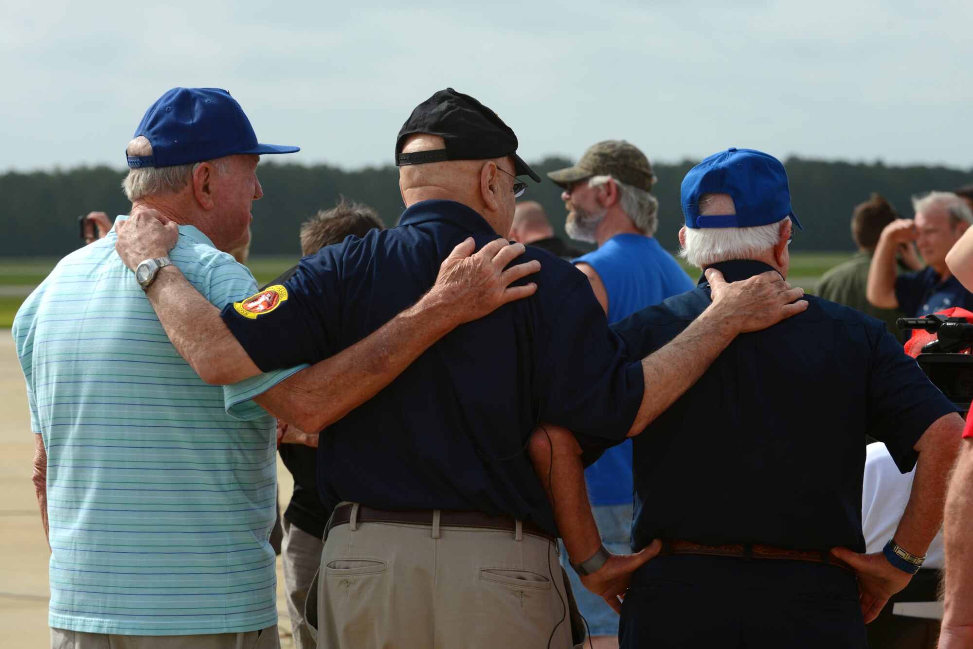 U.S. Air Force veterans gather during an F-16 Viper Demonstration Team practice at Shaw Air Force Base, S.C., June 23, 2017. The practice gave the veterans, former Wild Weasels, a close-up look at the F-16CM Fighting Falcon, the aircraft Shaw currently uses to carry out the suppression of enemy air defenses mission. (U.S. Air Force photo by Airman 1st Class Kathryn R.C. Reaves)