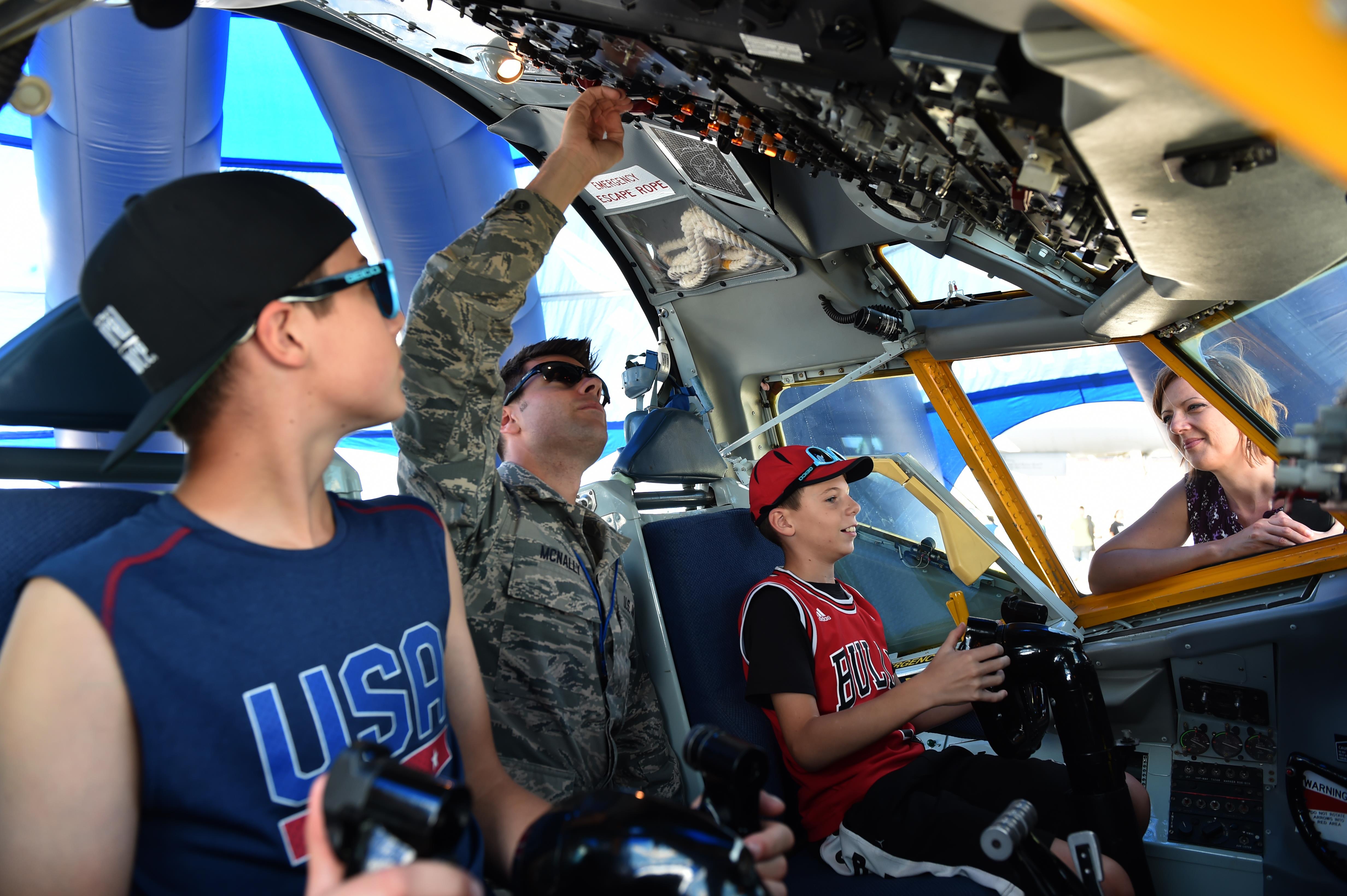 Grissom maintainers offer handson experience at air show > Grissom Air
