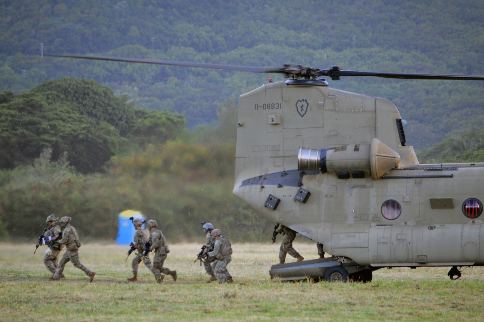 Soldiers, Airmen Conduct Joint Air Assault Ops to Test New Gunship > U ...