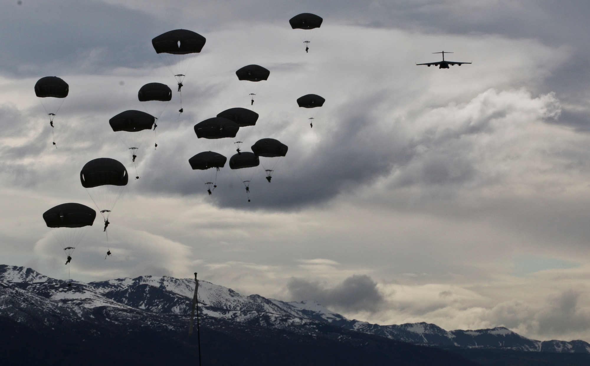 U.S. Army Paratroopers with 2nd Battalion Airborne, 377th Field Artillery, 4th Infantry Brigade Combat Team Airborne, 25th Infantry Division participate in an airborne operation at Malemute Drop Zone, Joint Base Elemendorf-Richardson, Alaska, April 5, 2016. (U.S. Army photo by Staff Sgt. Brian Ragin)