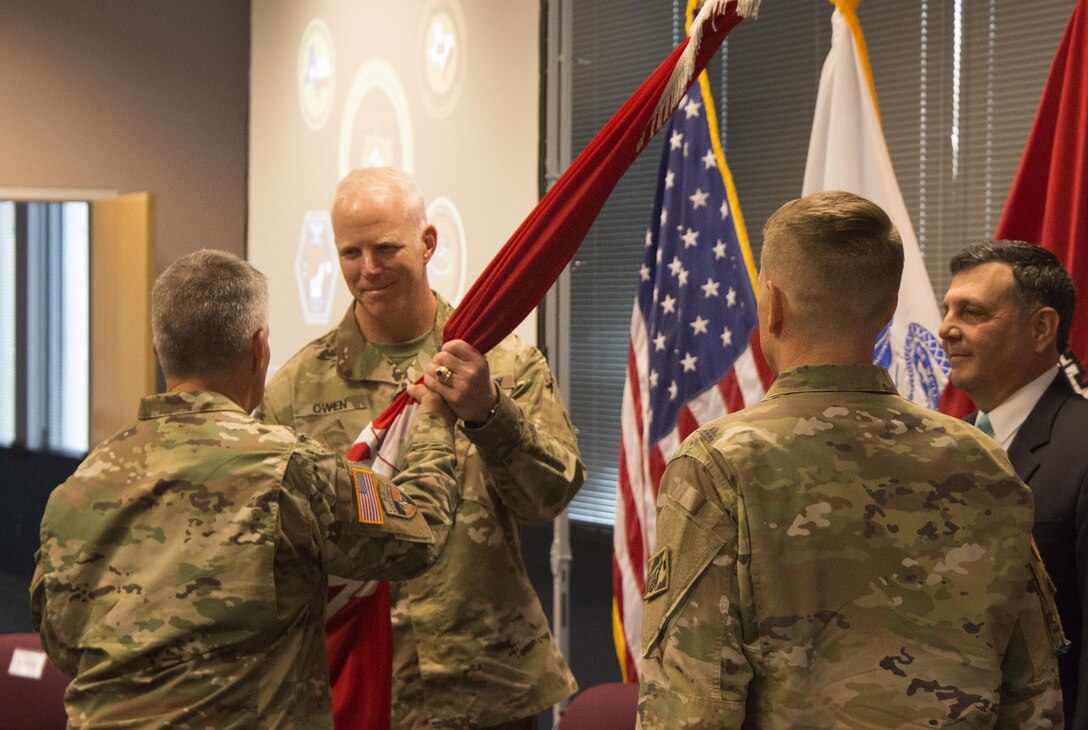Col. Paul E. Owen took command of the Southwestern Division today in a ceremony officiated by Lt. Gen. Todd T. Semonite, Chief of Engineers and Commanding General of the U.S. Army Corps of Engineers.

Owen receives Corps of Engineers, Southwestern Division flag from Lt. Gen. Todd T. Semonite during a change of command ceremony in Dallas, Texas today.