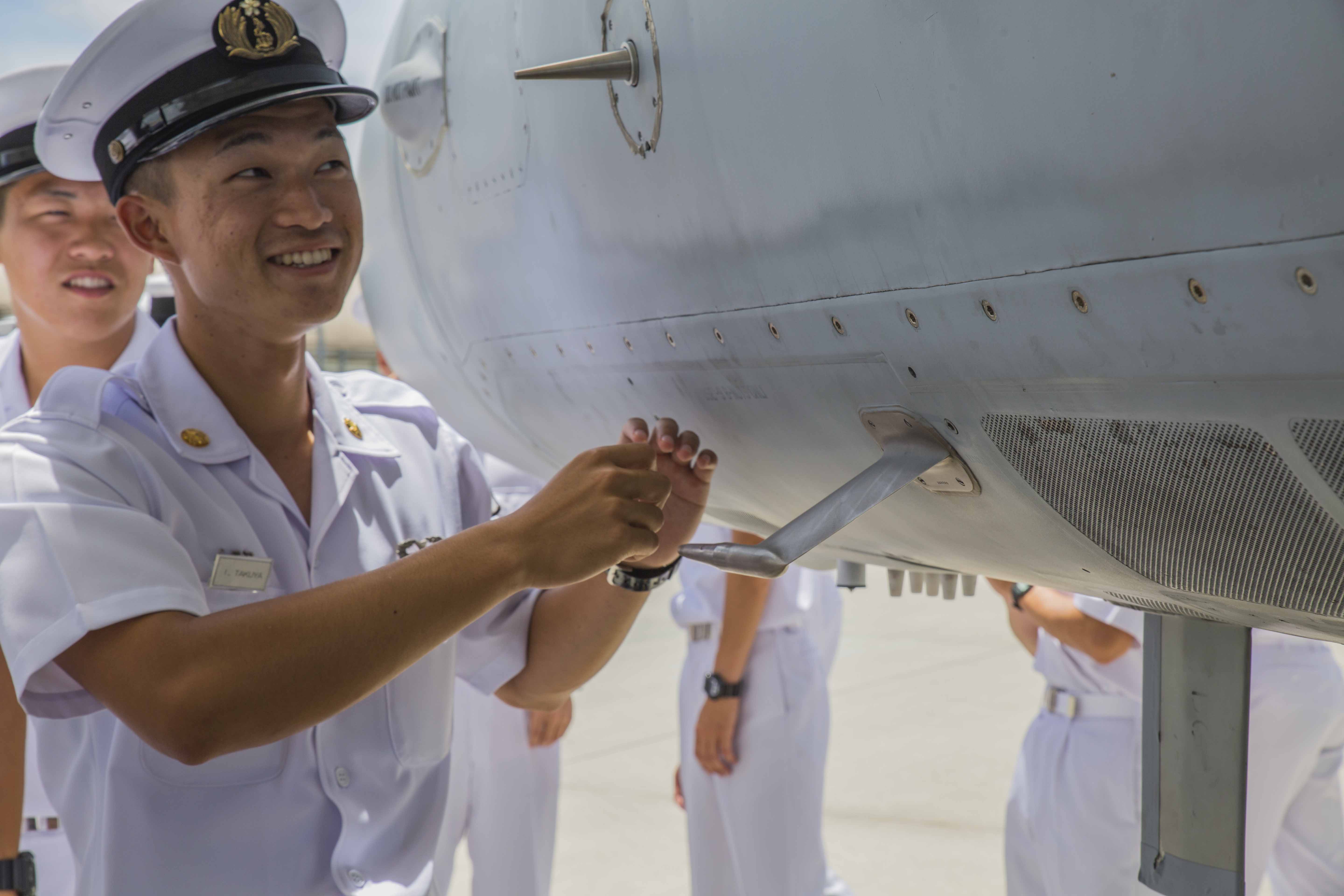 海兵隊航空部隊について学ぶ海上自衛隊航空学生