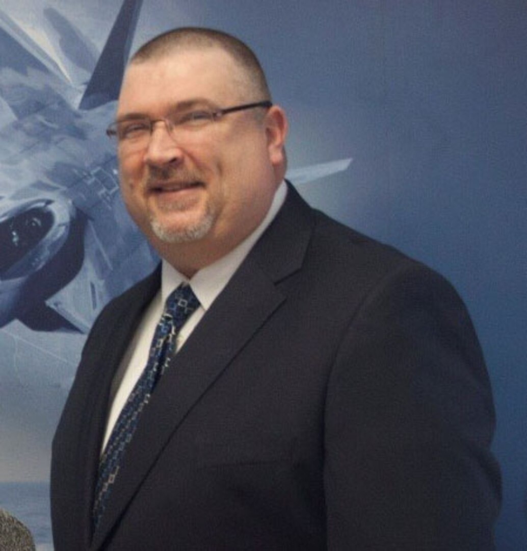 Donnie Thompson, chief of deployments and training, for DLA Distribution Headquarters has been awarded the Global Distribution Excellence David Ennis DLA Distribution Community Service Award for 2016.