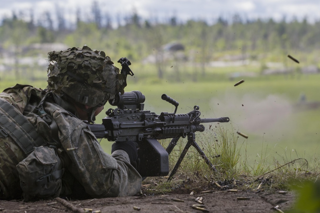 A Vermont Army National Guard member provides fire support with an M249 machine gun during a live-fire exercise at Fort Drum, N.Y., June 21, 2017. Army National Guard photo by Spc. Avery Cunningham