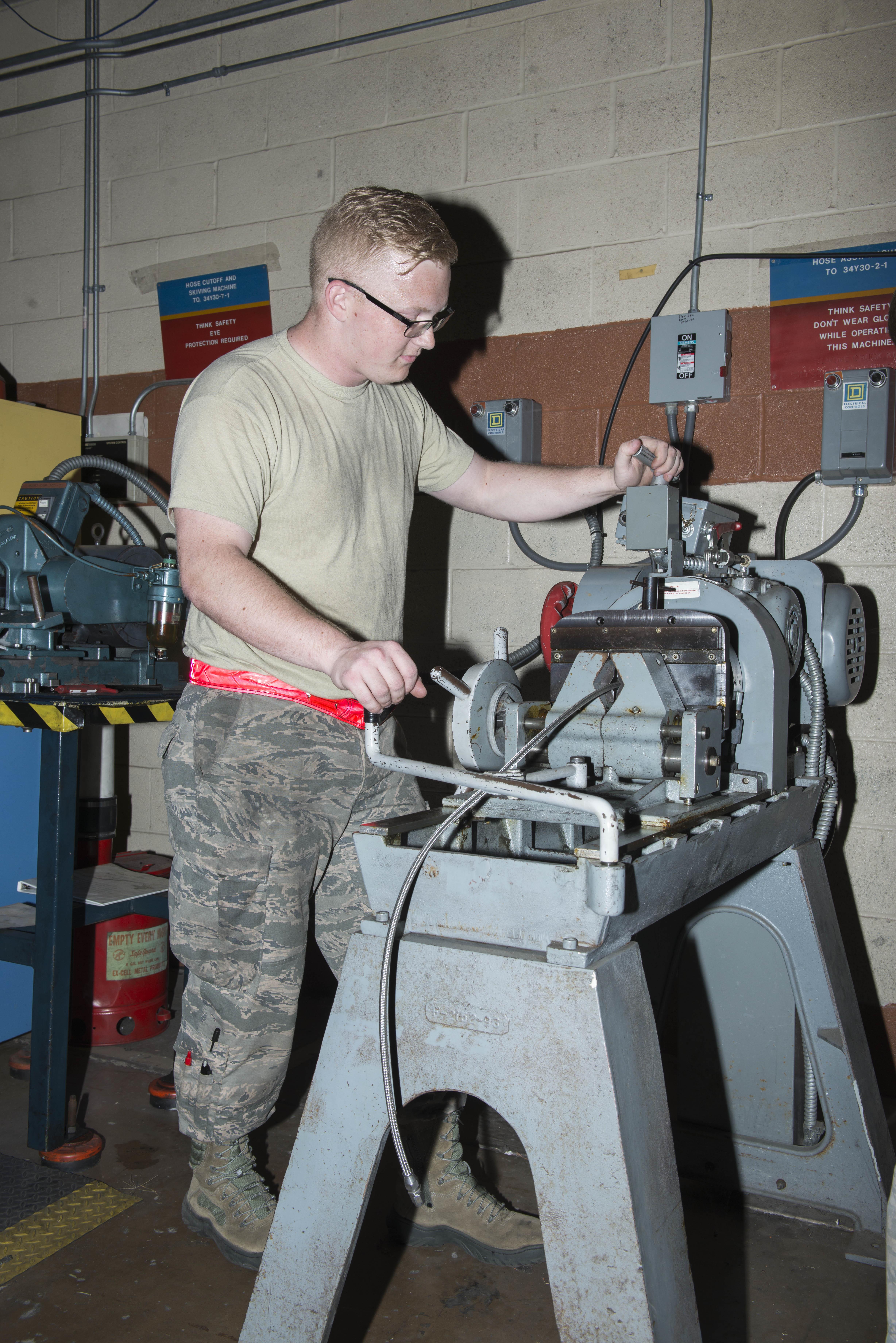 Hydraulics keeping the B1 cool under pressure > Dyess Air Force Base