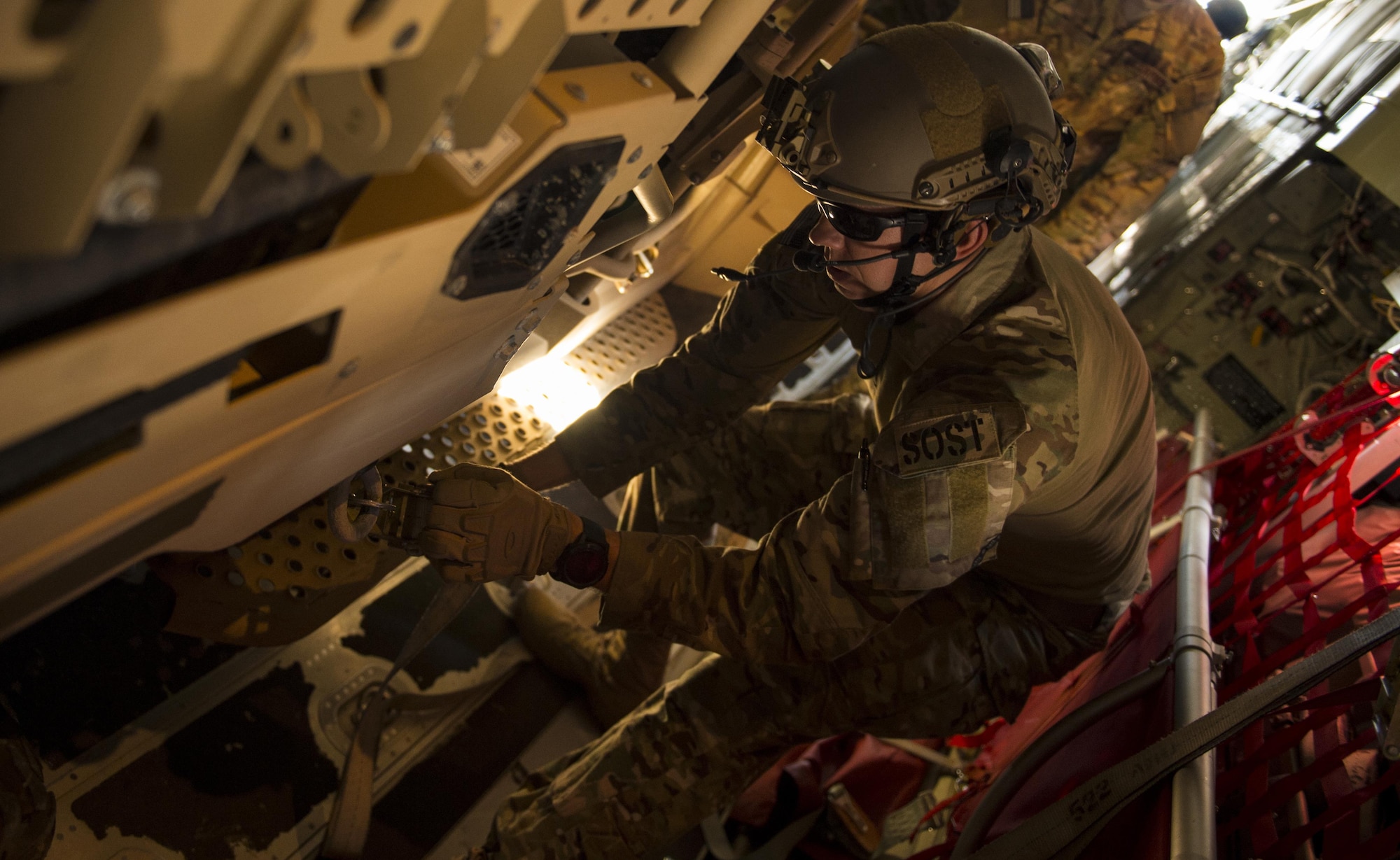 A U.S. Air Force Airman from the 24th Special Operations Wing trains during a static load training during Exercise Emerald Warrior at Hurlburt Field, Fla., Feb. 26, 2017. Emerald Warrior is a U.S. Special Operations Command exercise during which joint special operations forces train to respond to various threats across the spectrum of conflict. (U.S. Air Force photo by Senior Airman Erin Piazza)