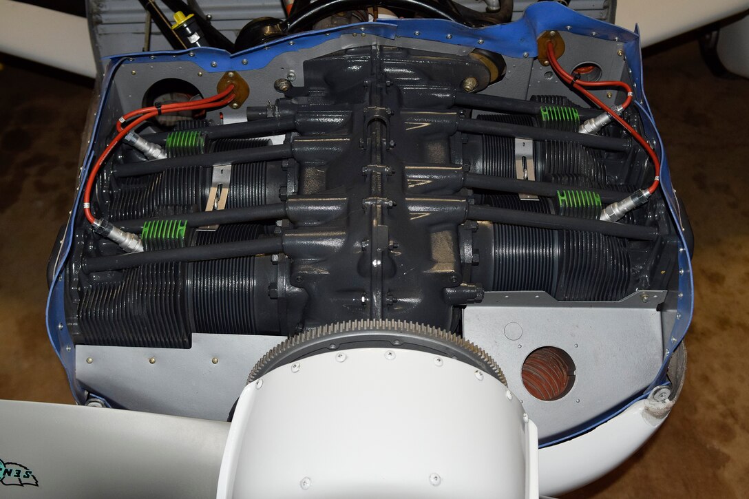 Horizontally opposed engine