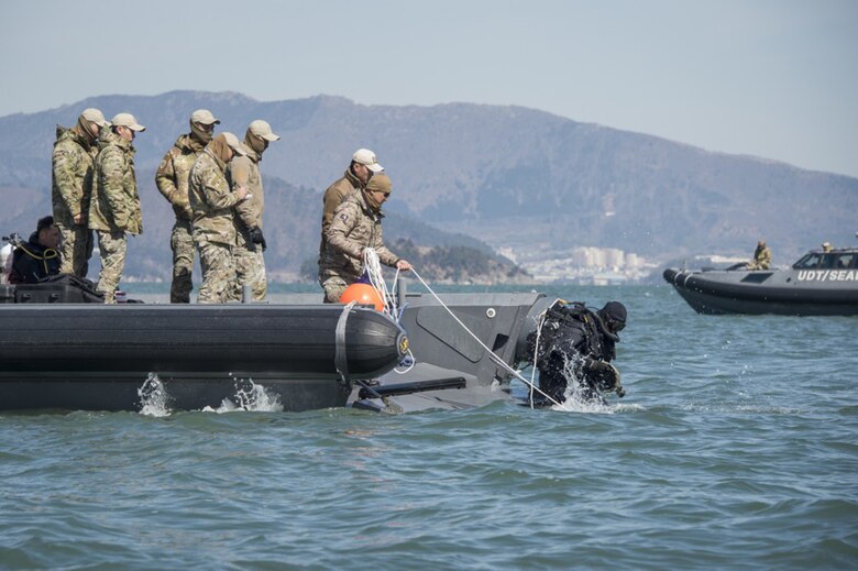 Members of the Republic of Korea (ROK) Navy Underwater Dive Team dive off the coast of Jinhae, Mar. 3, 2017, as part of exercise Foal Eagle 2017. Foal Eagle is an annual, bilateral training exercise designed to enhance the readiness of U.S. and ROK forces and their ability to work together during a crisis. 