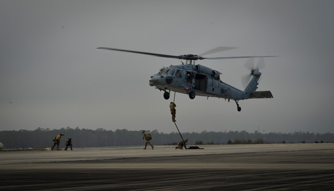 French Air Force special operations forces fast rope from a U.S. Navy MH-60S Seahawk while using the Fast Rope Insertion Extraction System during Emerald Warrior 17 March 1, 2017, at Hurlburt Field, Fla. Emerald Warrior is a U.S. Special Operations Command exercise during which joint special operations forces train to respond to various threats across the spectrum of conflict. (U.S. Air Force photo by Staff Sgt. Michael Battles)