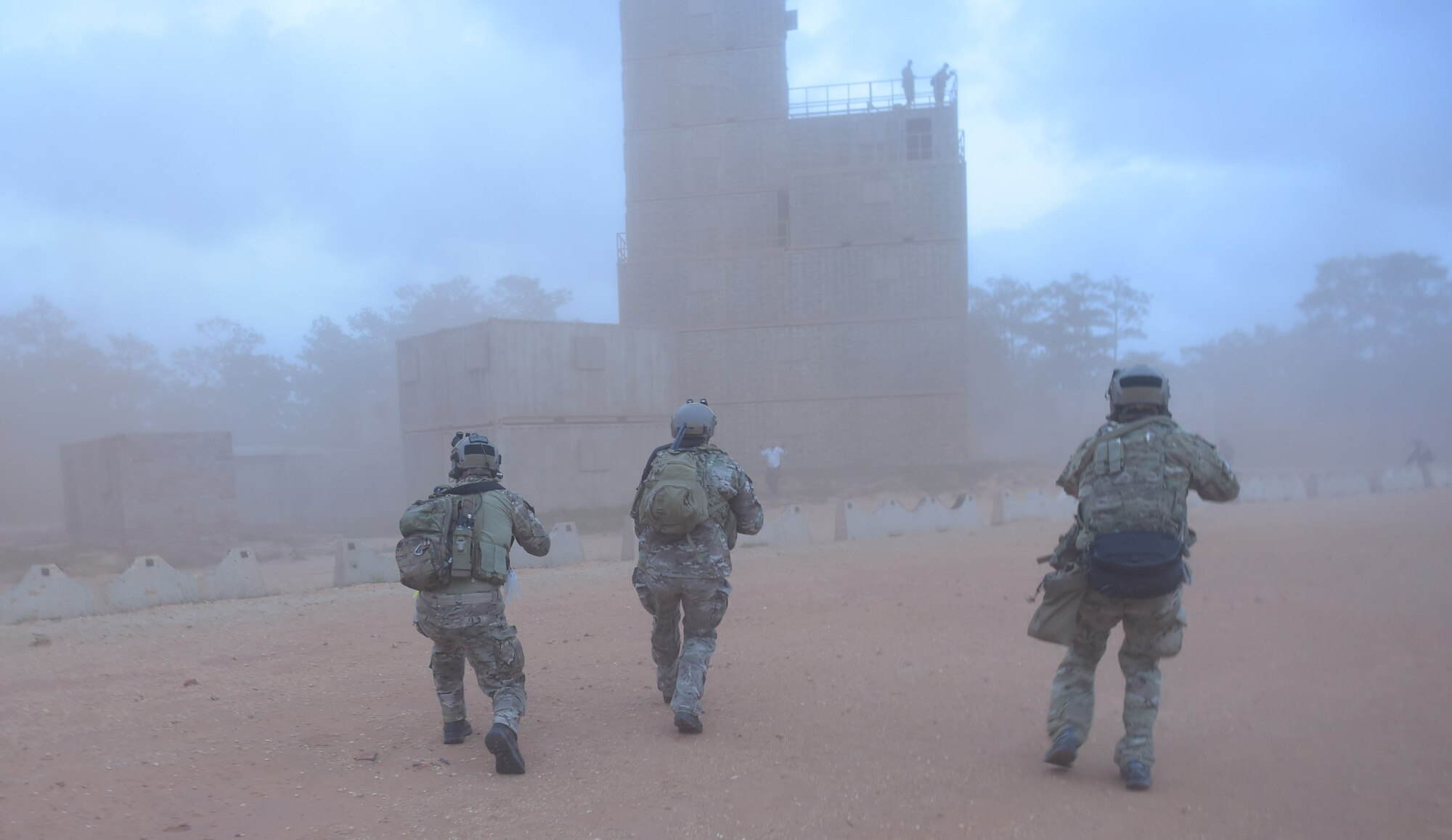 U.S. Soldiers assigned to the 7th Special Forces Group conduct urban warfare training during Emerald Warrior 17 at Hurlburt Field, Fla., March 7, 2017. Emerald Warrior is a U.S. Special Operations Command exercise during which joint special operations forces train to respond to various threats across the spectrum of conflict. (U.S. Air Force photo/Tech. Sgt. Barry Loo)