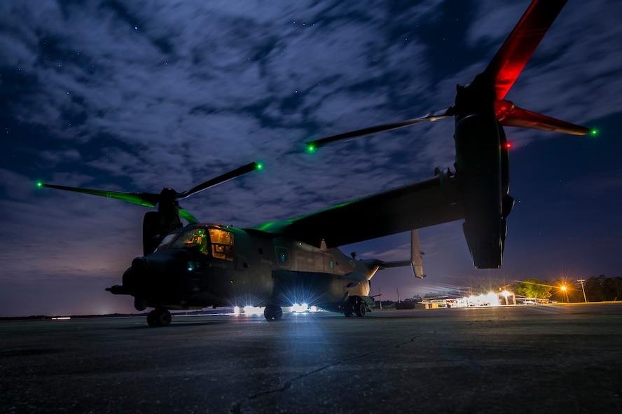 A U.S. Air Force pilot from the 8th Special Operations Squadron taxis a CV-22 Osprey at Avon Park, Fla., March 7, 2017 during Emerald Warrior 17. Emerald Warrior is a U.S. Special Operations Command exercise during which joint special operations forces train to respond to various threats across the spectrum of conflict. (U.S. Air Force photo/Airman 1st Class Keifer)