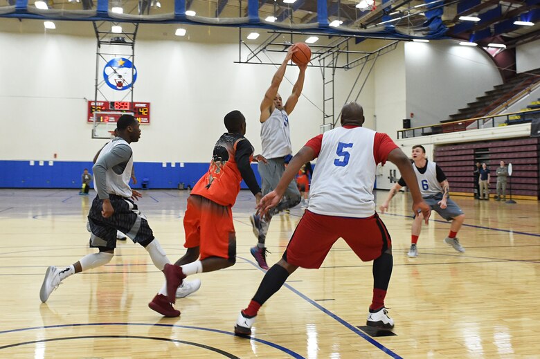 Buckner gym hosts intramural basketball championship > Joint Base