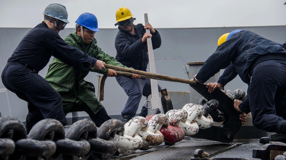 Sailors set an anchor chain stopper during an anchoring evolution aboard the USS Green Bay in Okinawa, Japan, March 14, 2017. Navy photo by Petty Officer 1st Class Chris Williamson