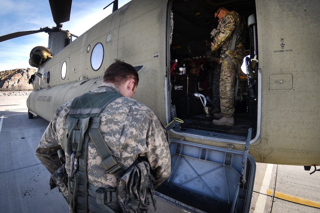 South Carolina Army National Guardsmen board a CH-47F Chinook helicopter before conducting high-altitude flight operations near Vail, Colo., March 10, 2017. The soldiers are assigned to the South Carolina National Guard’s Detachment 1, Company B, 2nd Battalion, 238th General Support Aviation Battalion. Army National Guard photo by Staff Sgt. Roberto Di Giovine
