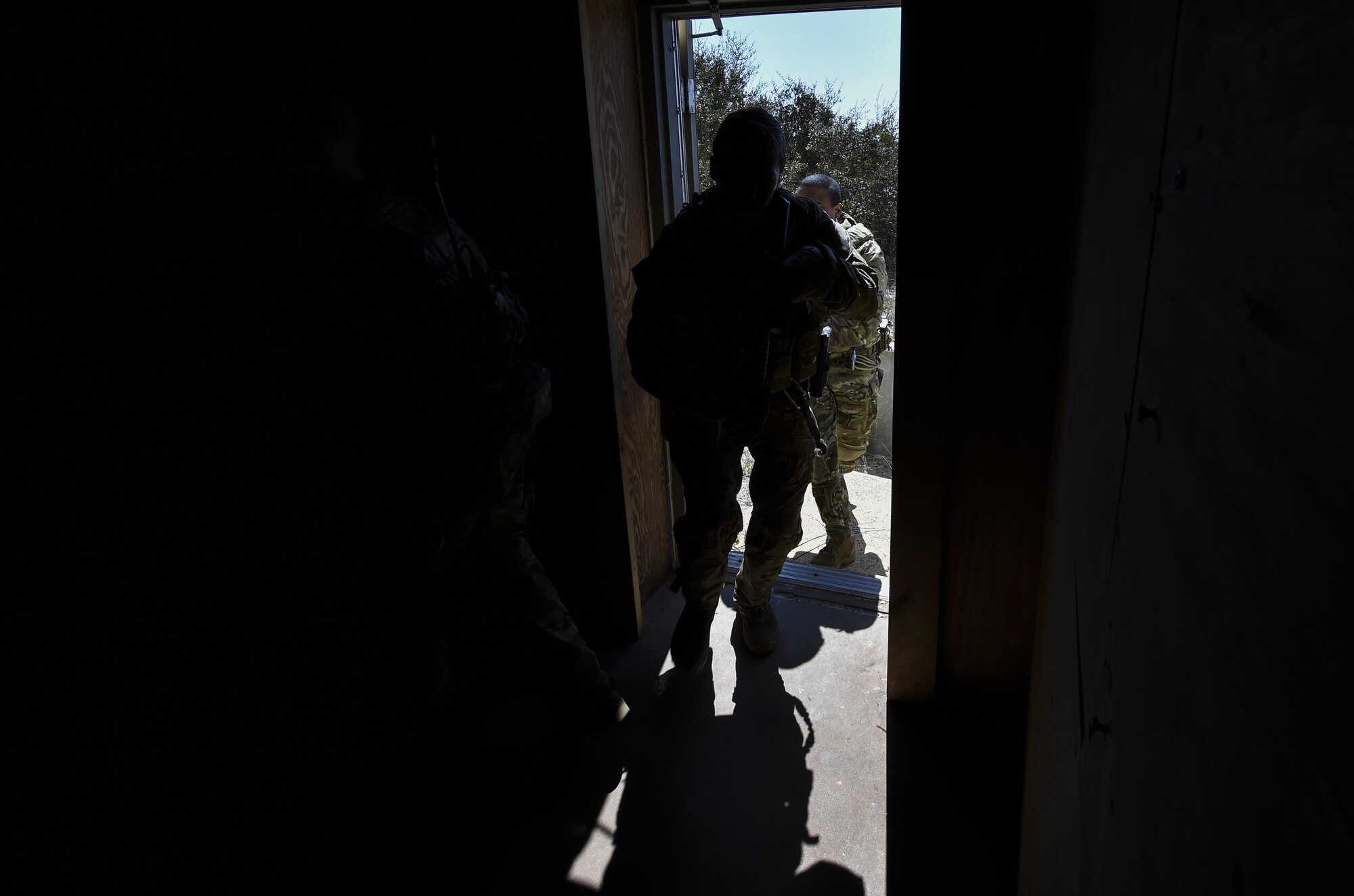 Soldiers with the 1st Battalion, 10th Special Forces Group, conduct close quarters battle training at Eglin Air Force Base, Fla., March 17, 2017. The 1st Special Operations Support Squadron Operational Support Joint Office coordinates two-week long training programs for the Army, Marines and Navy special operations forces that provides live-fire ranges and familiarizes them with Air Force Special Operations Command aircraft to ensure global readiness. (U.S. Air Force photo by Airman 1st Class Joseph Pick)