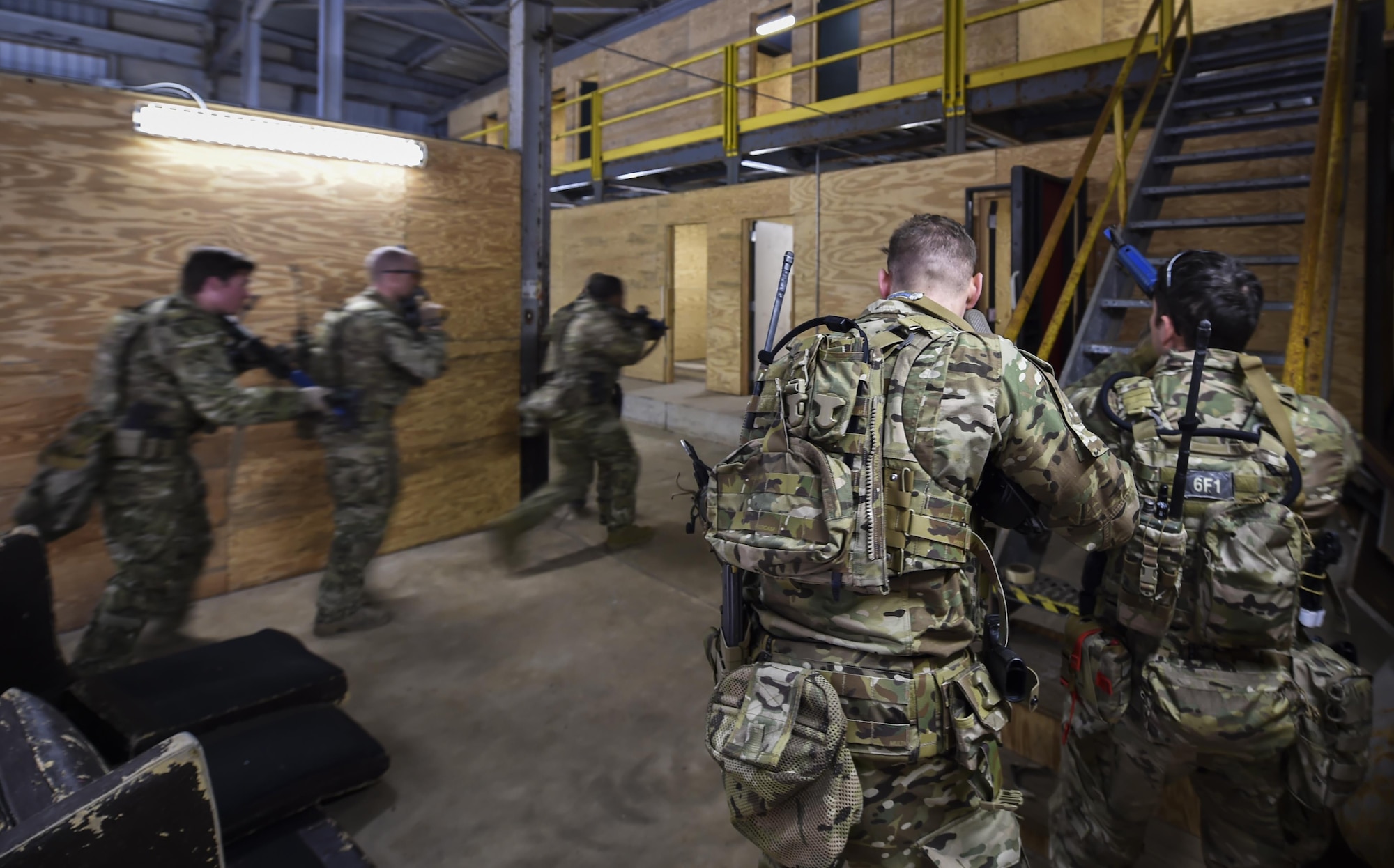 Soldiers with the 1st Battalion, 10th Special Forces Group, conduct close quarters battle training at Eglin Air Force Base, Fla., March 17, 2017. The 1st Special Operations Support Squadron Operational Support Joint Office facilitates Army, Navy and Marine special operations forces training with Air Force Special Operations Command aircraft to ensure global readiness. (U.S. Air Force photo by Airman 1st Class Joseph Pick)