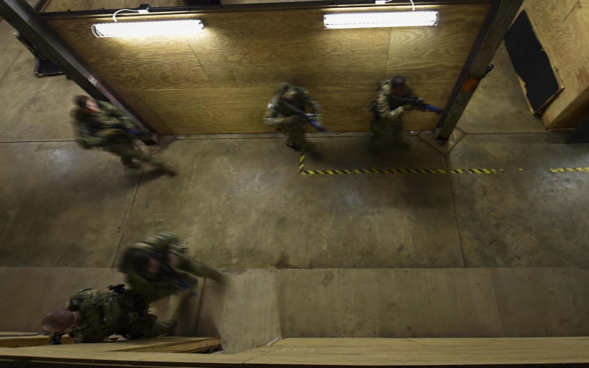 Soldiers with the 1st Battalion, 10th Special Forces Group, conduct close quarters battle training at Eglin Air Force Base, Fla., March 17, 2017. The 1st Special Operations Support Squadron Operational Support Joint Office facilitates Army, Navy and Marine special operations forces training with Air Force Special Operations Command aircraft to ensure global readiness. (U.S. Air Force photo by Airman 1st Class Joseph Pick)