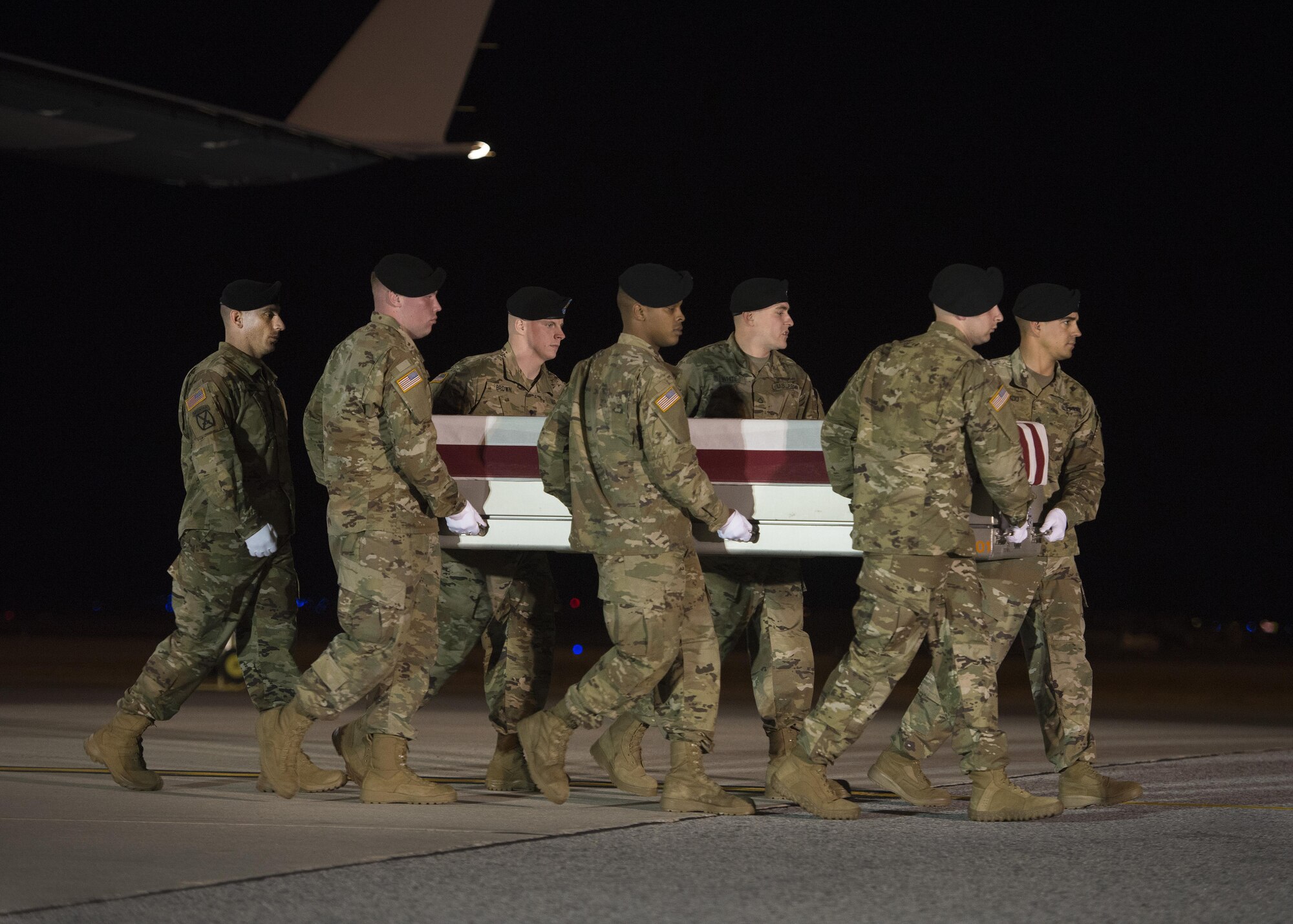 A U.S. Army carry team transfers the remains of Army Sgt. 1st Class Robert R. Boniface, of San Luis Obispo, Calif., March 21, 2017, at Dover Air Force Base, Del. Boniface was assigned to the 1st Battalion, 7th Special Forces Group, Eglin AFB, Fla. (U.S. Air Force photo by Senior Airman Zachary Cacicia)