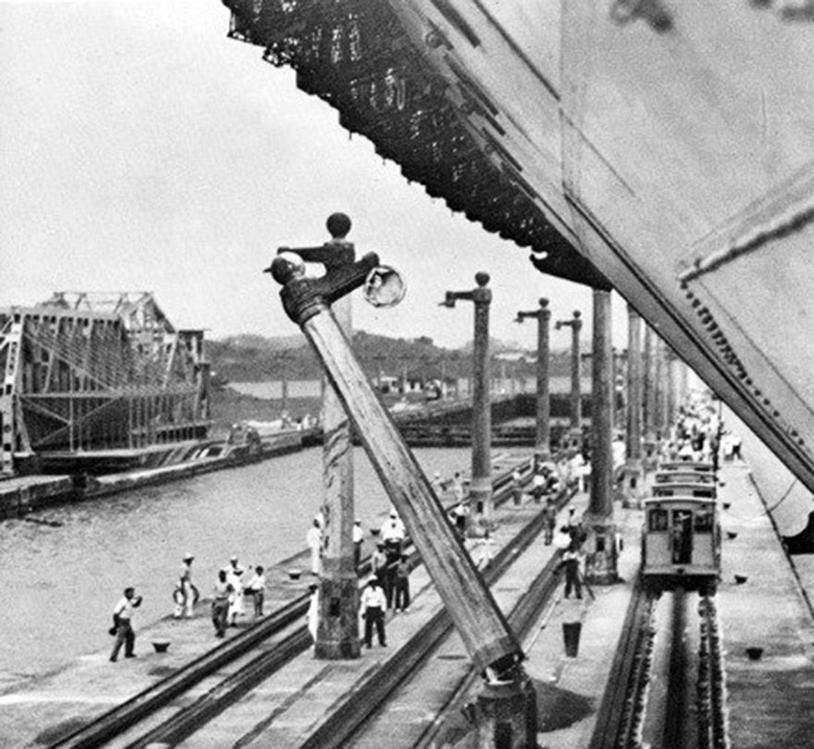 The USS Lexington goes through the Panama Canal in March 1928. It was so wide, the ship demolished six concrete lampposts and a handrail. 