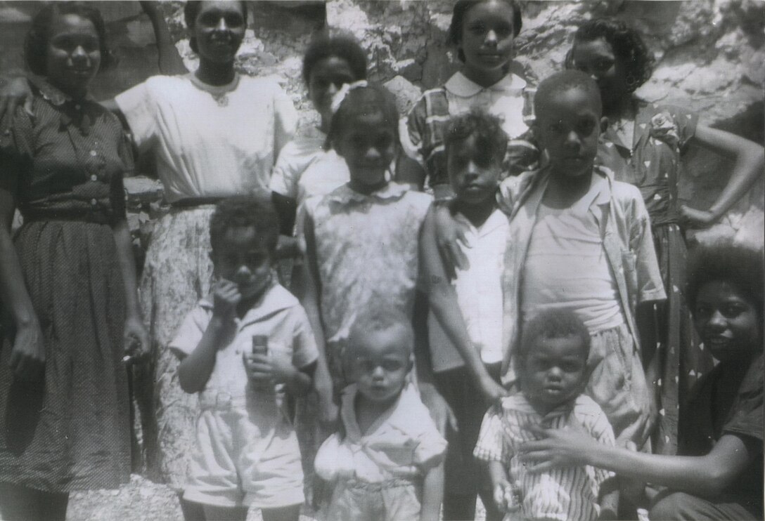 Etta Baker (second from left) with her nine children, a niece, and a nephew, at home in Morganton, North Carolina, 1950s.
