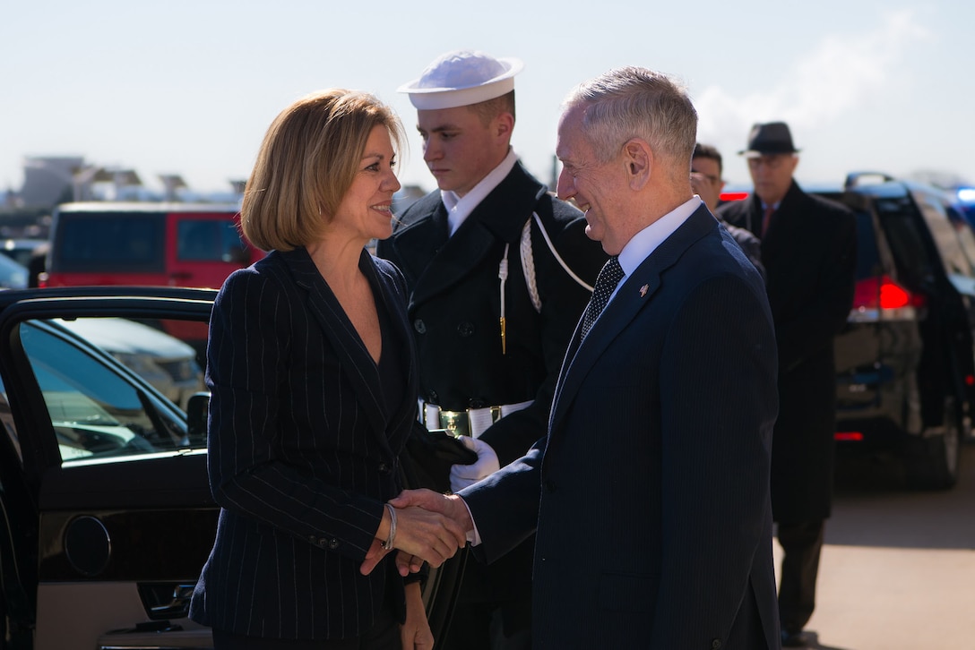Defense Secretary Jim Mattis welcomes Spanish Defense Minister María Dolores de Cospedal to the Pentagon, March 23, 2017. DoD photo by Army Sgt. Amber I. Smith