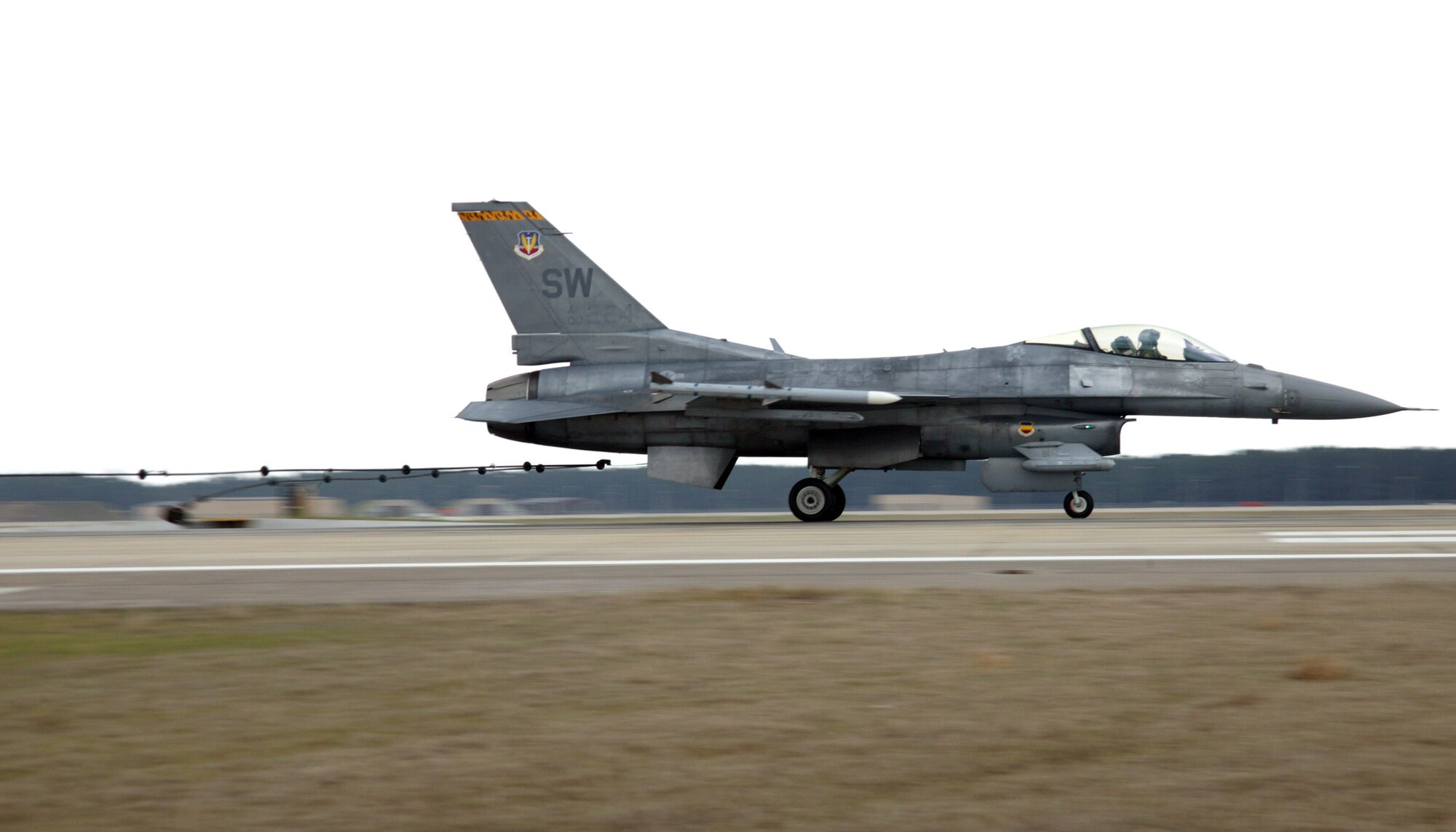 An F-16CM Fighting Falcon catches a Barrier Arresting Kit-12 rotary friction brake aircraft arresting system at Shaw Air Force Base, S.C., March 31, 2006. These systems are replaced every 10 years to help ensure the safety of the pilot and aircraft. (U.S. Air Force photo by Tarsha Storey)