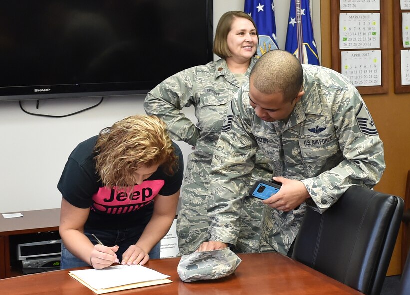 U.S. Air Force Reserve Master Sgt. Joseph Poltor, a recruiter with the 910th Airlift Wing here, helps Shana Peacock fill out paperwork after taking the oath of enlistment, March 24. Peacock enlisted to become a loadmaster with the 757th Airlift Squadron, and is preparing for basic training. For information on joining the Air Force Reserve, visit www.afreserve.com. (U.S. Air Force photo/Eric White)
