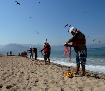 First responders from the Mexican states of Jalisco and Michoacán practice rope-throwing techniques during water search and rescue training in Puerto Vallarta, Mexico, March 22, 2017. U.S. Northern Command donated equipment and conducted a week of exercises for Mexican first responders to enhance their water search and rescue techniques. (Photo by U.S. Air Force 1st Lt. Lauren Hill/Released)