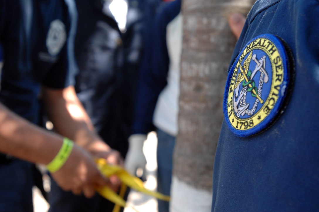 First responders from the Mexican states of Jalisco and Michoacán practice tying various knots with rope and webbing as U.S. Public Health Service Capt. John Holland assesses their progress in Puerto Vallarta, Mexico, March 21, 2017. As part of U.S. Northern Command's humanitarian assistance partnership with Mexico, Holland and another member of the PHS offered new techniques to Mexican first responders in an effort to enhance their existing knowledge of water search and rescue. (Photo by U.S. Air Force 1st Lt. Lauren Hill/Released)