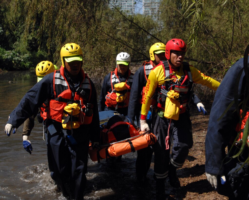 First responders from the Mexican states of Jalisco and Michoacán practice rescuing a victim as part of a week-long water search and rescue training exercise in Puerto Vallarta, Mexico, March 21, 2017. Training included 20 first responders from Mexico, members of the U.S. Public Health Service and interagency coordination specialists from U.S. Northern Command. First responders performed techniques such as how to quickly assess and classify victims in a mass casualty situation, tie rope and webbing, and improvise an anchor on shore if needed to bring a victim to safety. (Photo by U.S. Air Force 1st Lt. Lauren Hill/Released)