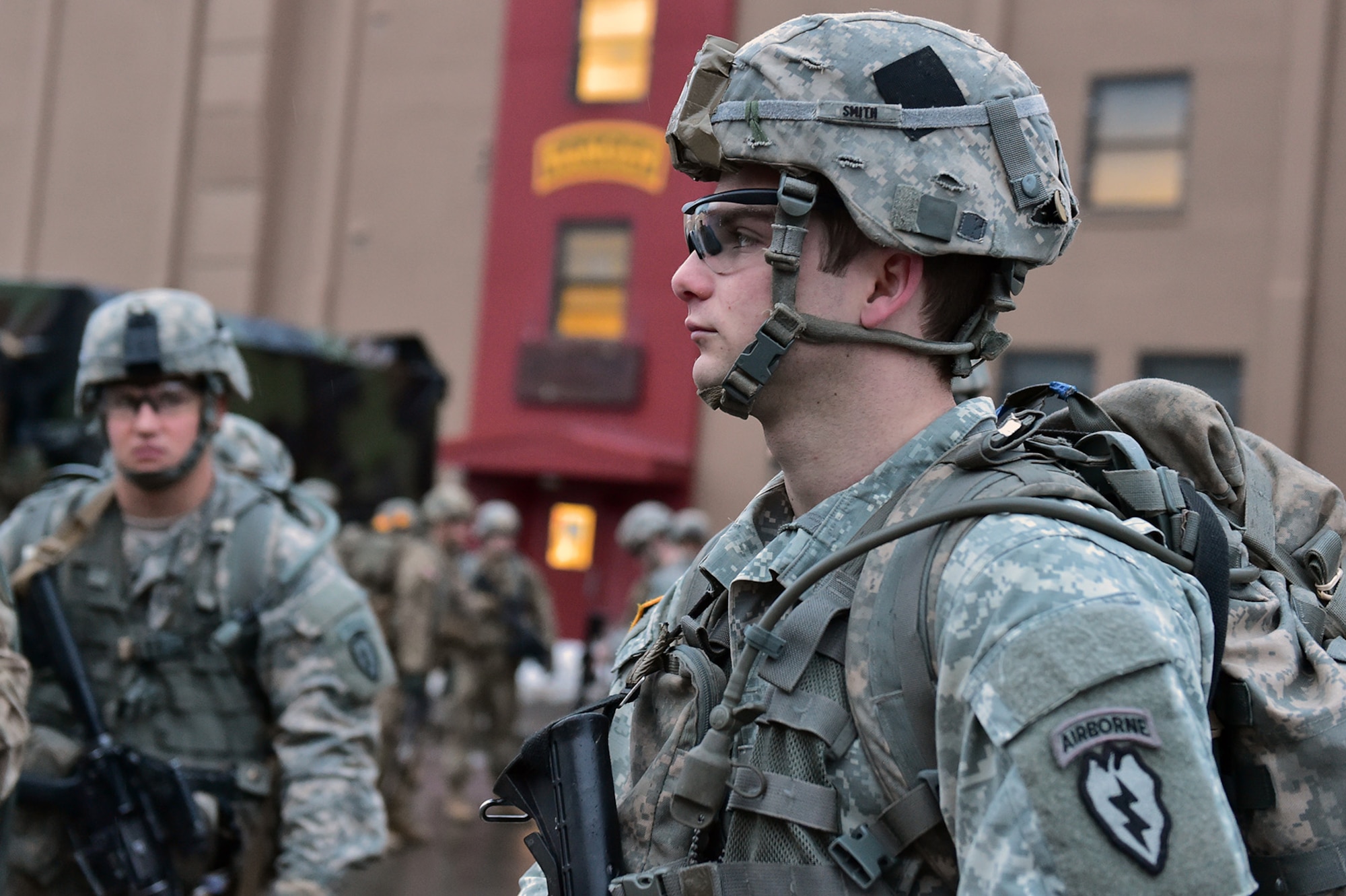 豪華 Comanche Paratroopers execute Tactical Foot March > Joint トップス