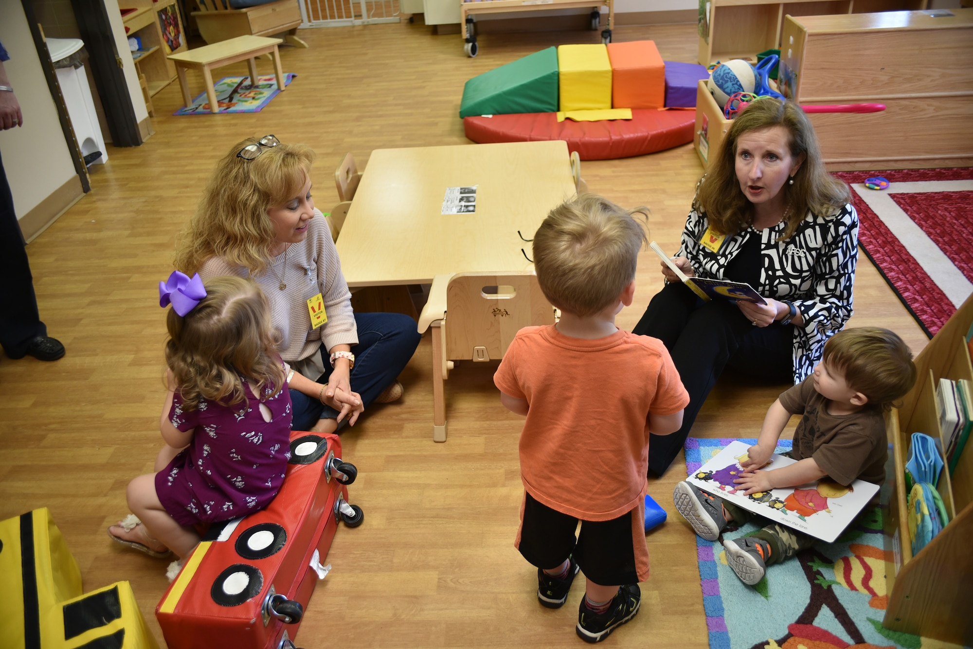 Rhonda Levy, wife of Air Force Sustainment Center Commander Lt. Gen. Lee K. Levy II, right, reads “Twinkle, Twinkle Little Star” to dependents in the McAlester Army Ammunition Plant’s Child Development Center. Mrs. Levy and Christy Herron, wife of MCAAP Commander Sean Herron, toured the CDC and more as part of the Oklahoma Commanders Summit held April 11-12. (Air Force photo by Darren D. Heusel)