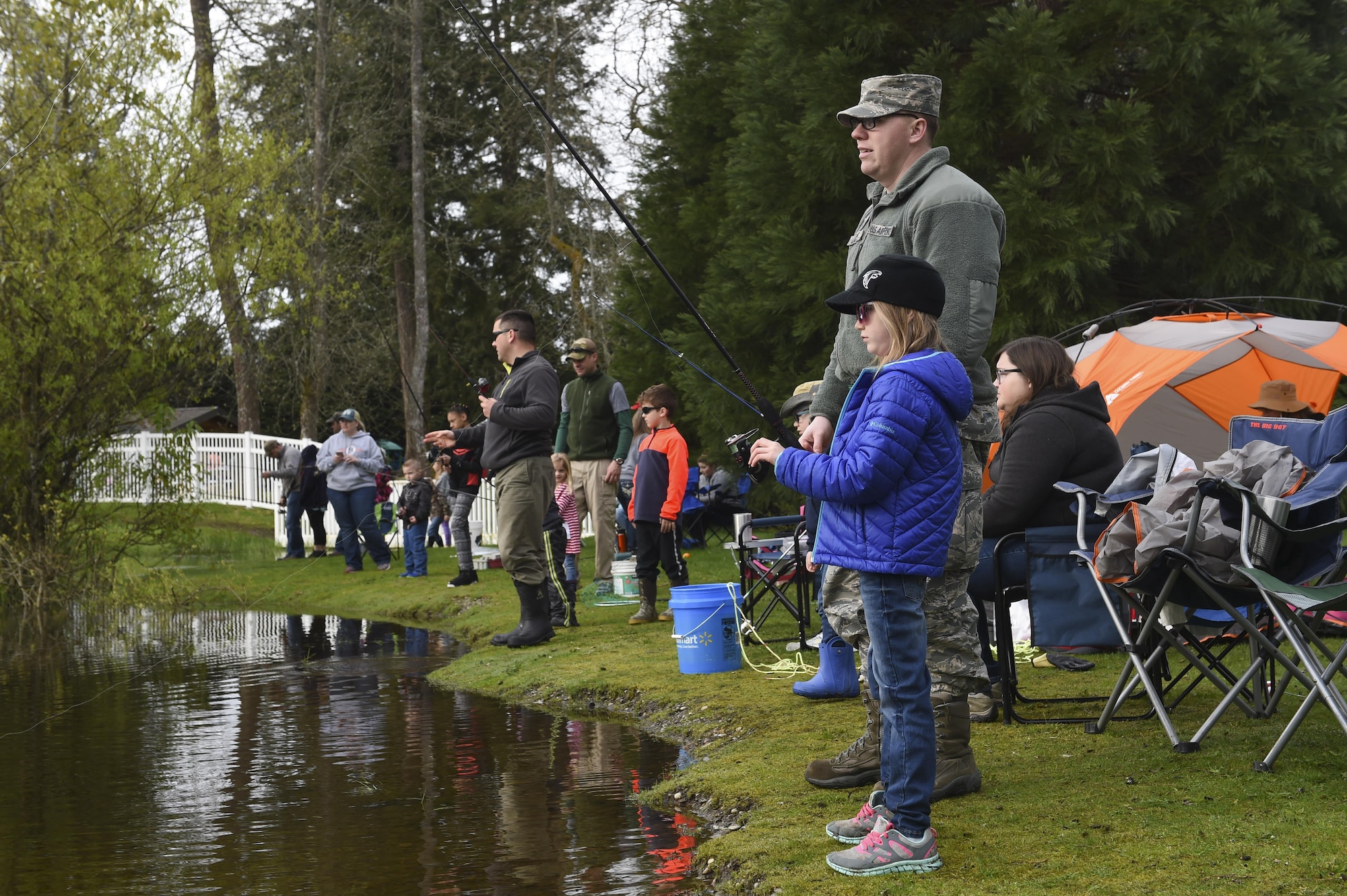Children and their families fish during this year’s Annual McChord Field Top III Fishing Derby April 29, 2017, at Carter Lake on Joint Base Lewis-McChord, Wash. For this year’s event, trophies were given out for the heaviest, longest and smallest fish, for each age group. (U.S. Air Force Photo/ Staff Sgt. Naomi Shipley)