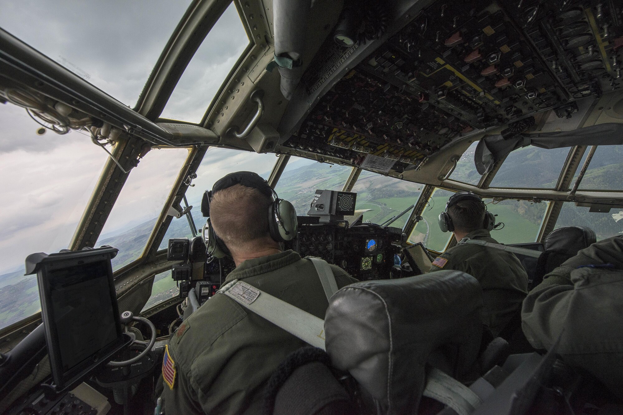 Pilots from the Missouri Air National Guard’s 139th Airlift Wing transport U.S. and Czech paratroopers to Mimon, Czech Republic, during Exercise Saber Junction 17, April 27, 2017. The annual exercise takes place primarily at the U.S. Army’s Grafenwoehr and Hohenfels training areas in northeastern Bavaria in Germany from April 25 to May 19. Air Force photo by Senior Airman Cory W. Bush