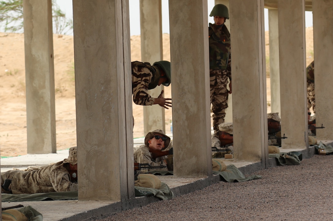 Alpha 3rd Marine Fleet Antiterrorism Security Team from Yorkstown, Virginia, weapons training with Royal Moroccan armed forces during exercise African Lion, April 22, 2019, at Tifnit, Morocco (U.S. Army Reserve/Tynisha L. Daniel)