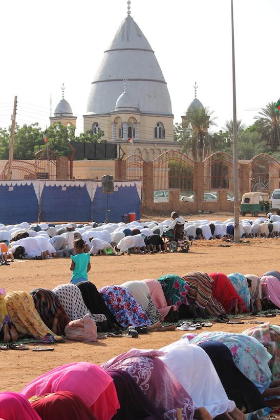 Ansar praying near the Madhi’s tomb during
ceremony for Eid al Adha. 