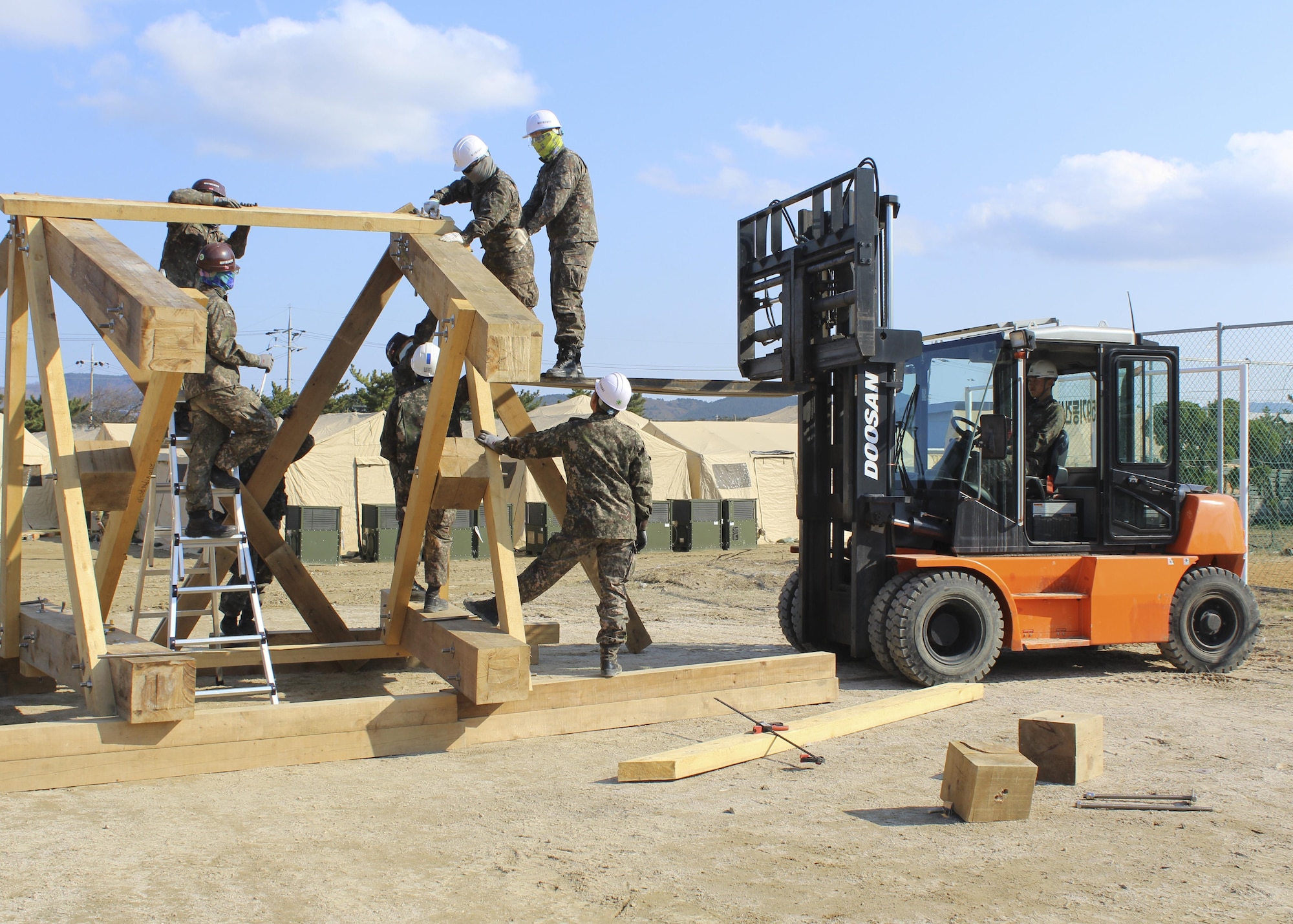 Republic of Korea military members build a guard tower during the Combined Joint Logistics Over-the-Shore 2017 exercise in Pohang, South Korea, April 2, 2017. The tower was built as part of the Joint Operations Center's security procedures. (U.S. Army photo/Capt. Derrick Dixon)