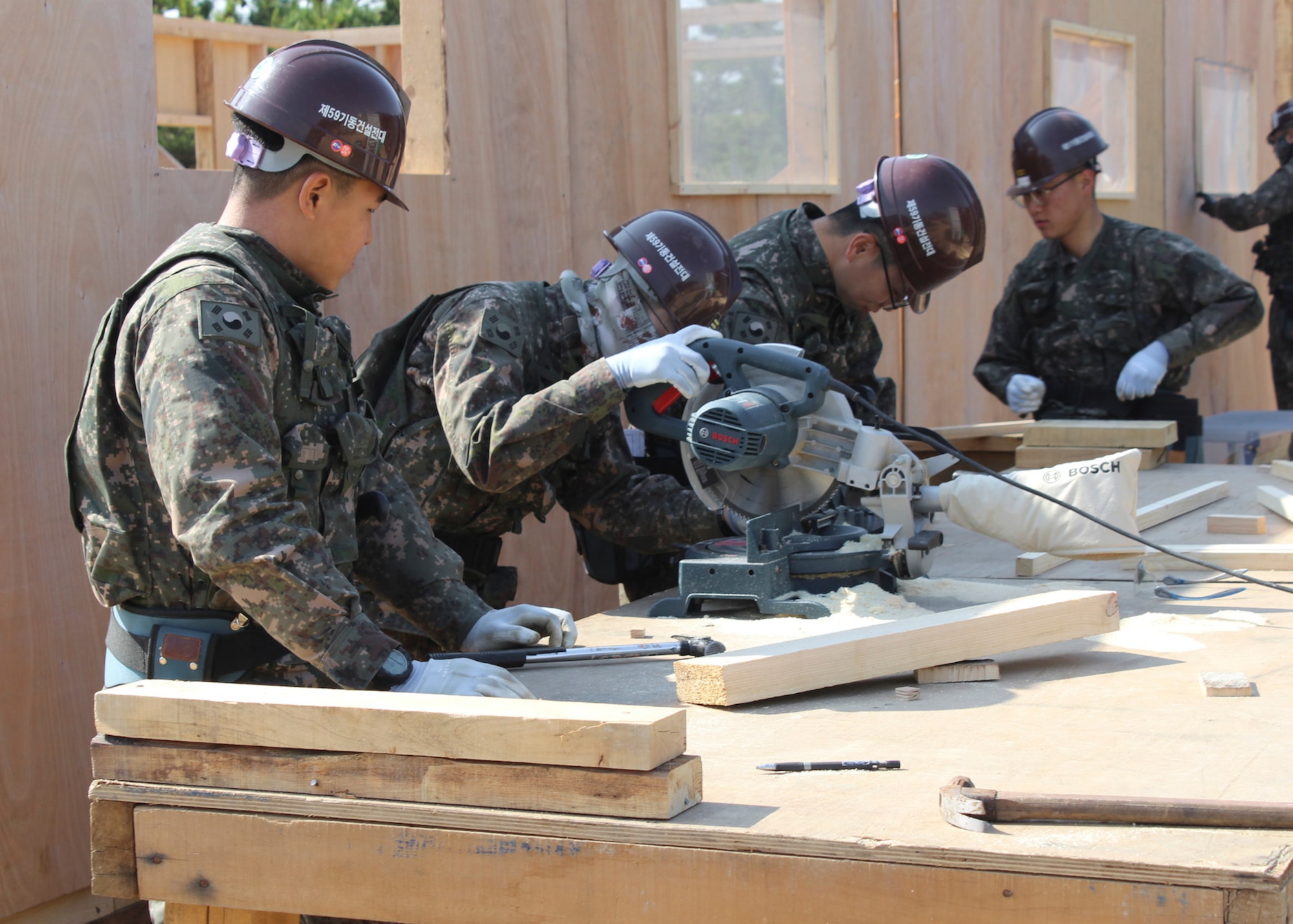Republic of Korea naval contruction battalion members build a multipurpose SEA Hut during the Combined Joint Logistics Over-the-Shore 2017 exercise in Pohang, South Korea, April 2, 2017. Approximately 2,500 U.S. and 1,200 Republic of Korea (ROK) service members participated in the CJLOTS exercise.  (U.S. Army photo/Capt. Derrick Dixon)