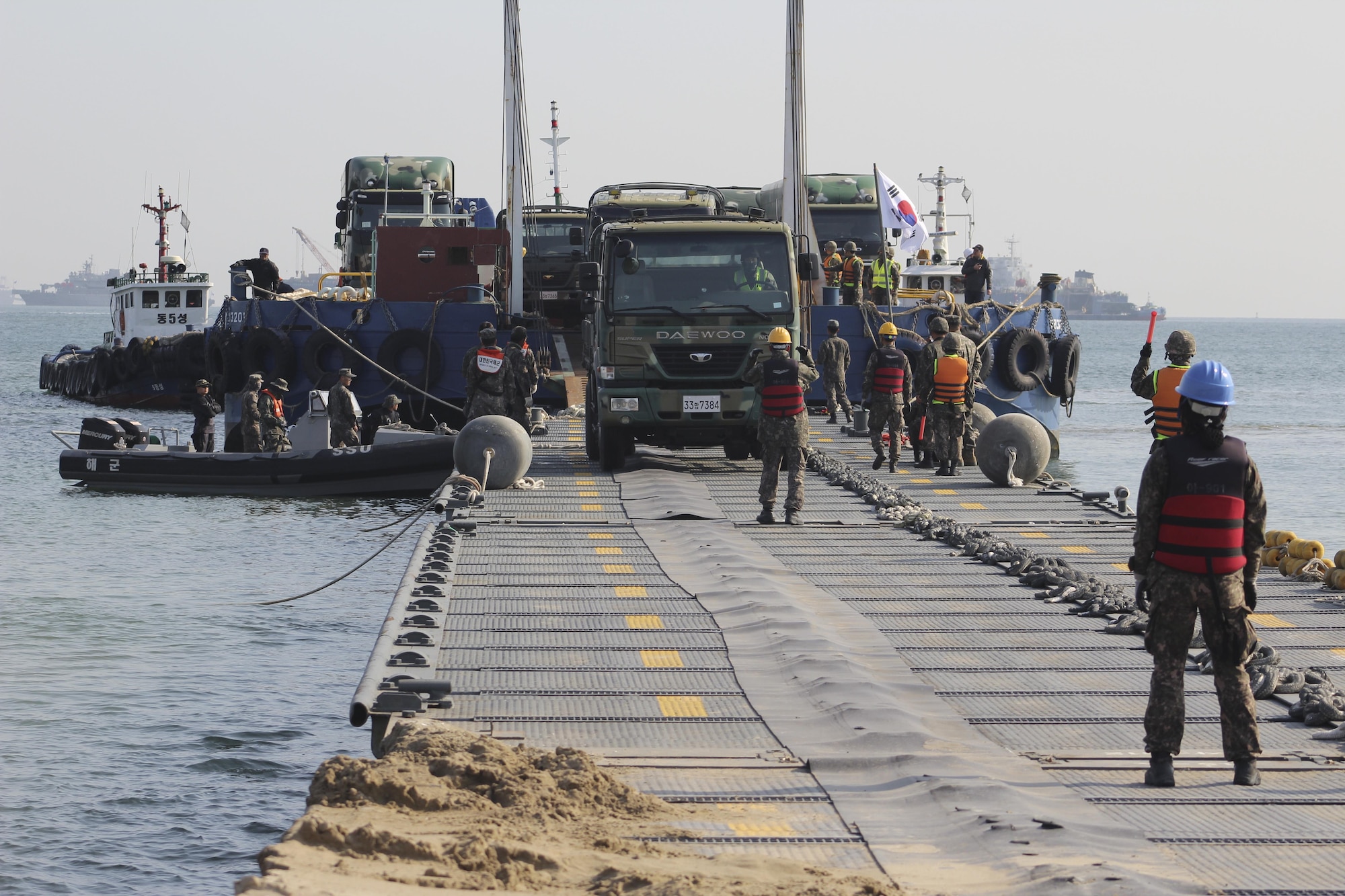 Republic of Korea military members offload equipment using the ROK military’s pier during the Combined Joint Logistics Over-the-Shore 2017 exercise in Pohang, South Korea, April 13, 2017. This year’s CJLOTS training fell underneath Operation Pacific Reach, a training event designed to ensure readiness and sustain allied capabilities. (U.S. Army photo/Capt. Derrick Dixon) 