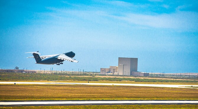 A 433rd Airlift Wing C-5M Super Galaxy aircraft takes off from Vandenberg Air Force Base, California during exercise Patriot Hook April 27, 2017. Patriot Hook is an annual joint-service exercise coordinated by the Air Force Reserve, designed to integrate the military and first responders of federal, state and local agencies by providing training to mobilize quickly and deploying in military aircraft in the event of a regional emergency or natural disaster. (U.S. Air Force photo by Benjamin Faske)

