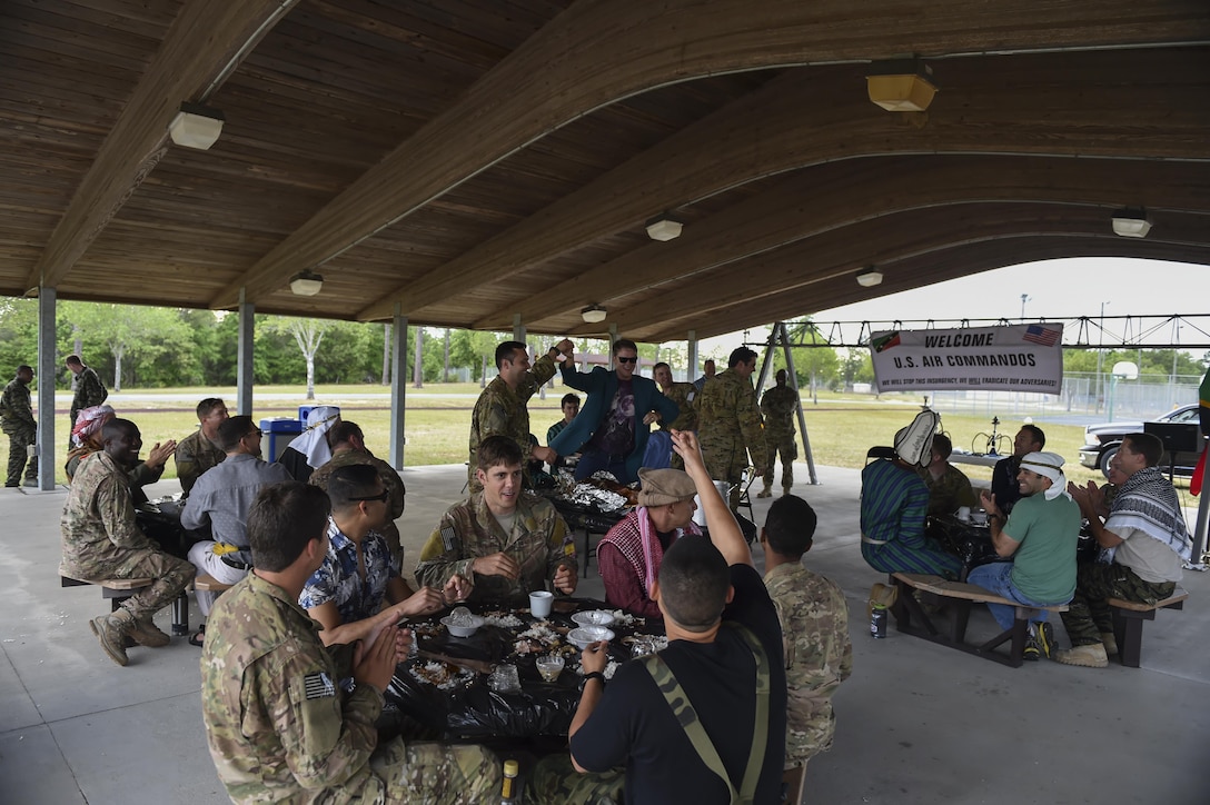 Combat aviation advisor students with the 6th Special Operations Squadron dine with “Palmetto Land” forces during Operation Raven Claw at Duke Field, Fla., April 26, 2017. Raven Claw is the capstone event for the Air Force Special Operations Training Center’s combat aviation advisor mission qualification course. (U.S. Air Force photo by Airman 1st Class Joseph Pick)