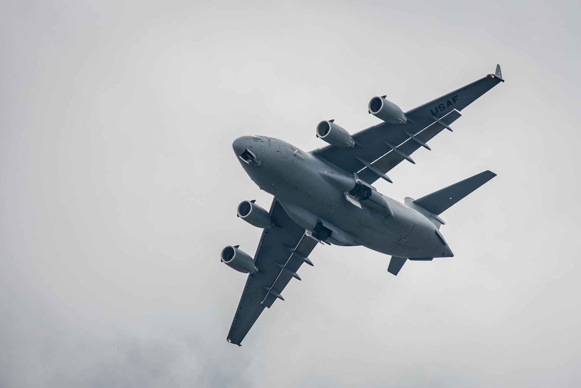 A U.S. Air Force C-17 Globemaster III aircraft flies an aerial demonstration above the Ohio River during the Thunder Over Louisville air show in Louisville, Ky., April 22, 2017. The Kentucky Air National Guard is once again providing logistical and maintenance support to military aircraft participating in the event, which has grown to become the largest annual single-day air show in America. (U.S. Air National Guard photo by Lt. Col. Dale Greer)